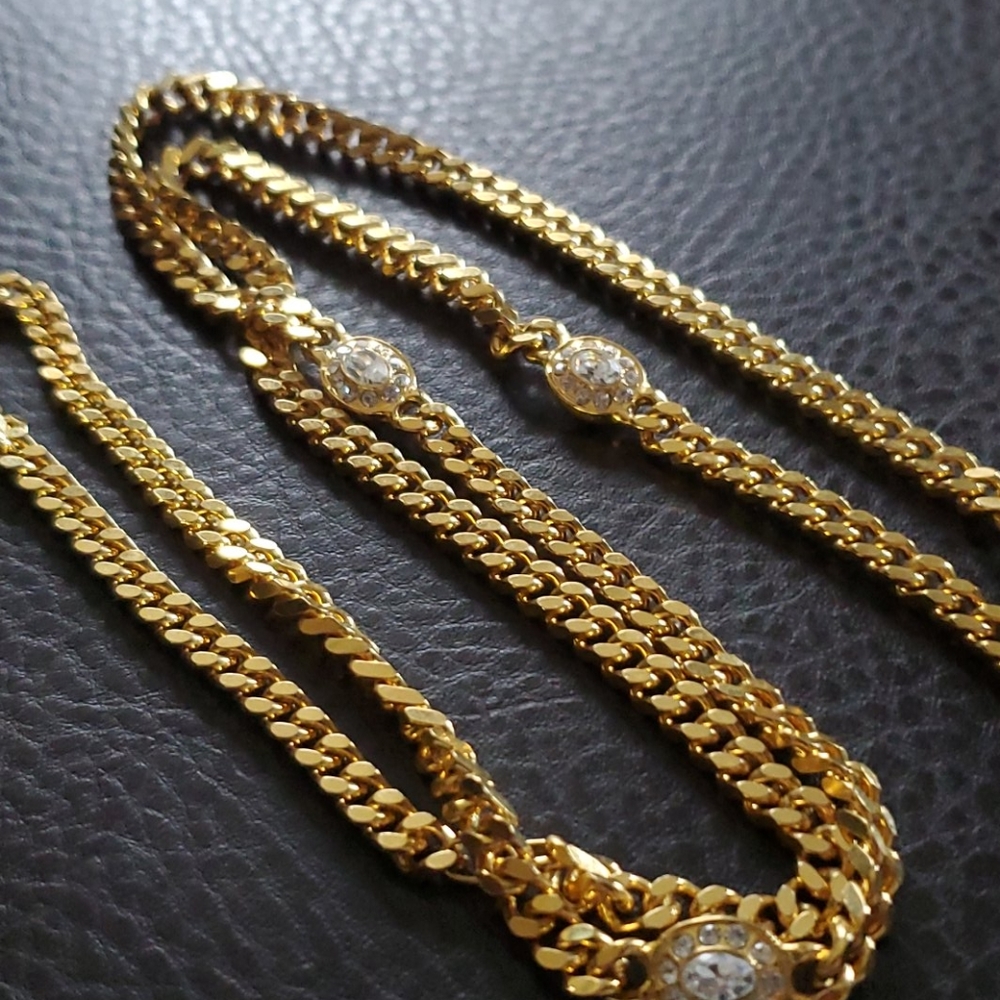 Luxurious Gold Necklace with Crystal Details